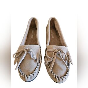 Minnetonka Kilty Suede Moccasins with Fringe and Bow in Gray/Taupe Size 10